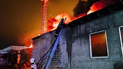 Цех предприятия по утилизации отработанного моторного масла вспыхнул в Челябинске