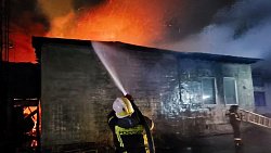 Цех предприятия по утилизации отработанного моторного масла вспыхнул в Челябинске