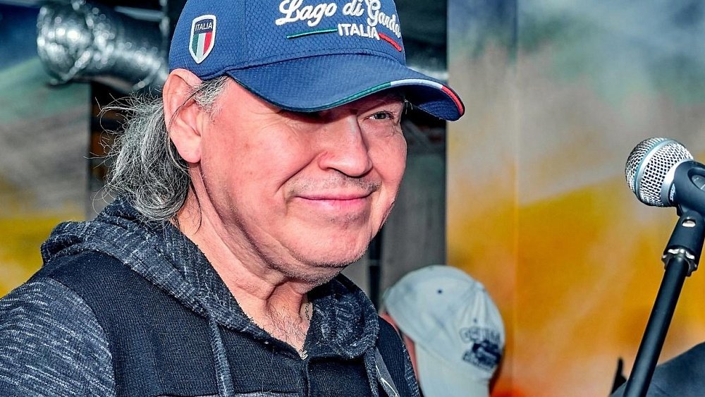 В Челябинске музыкант основал рок-группу и поет более 50 лет