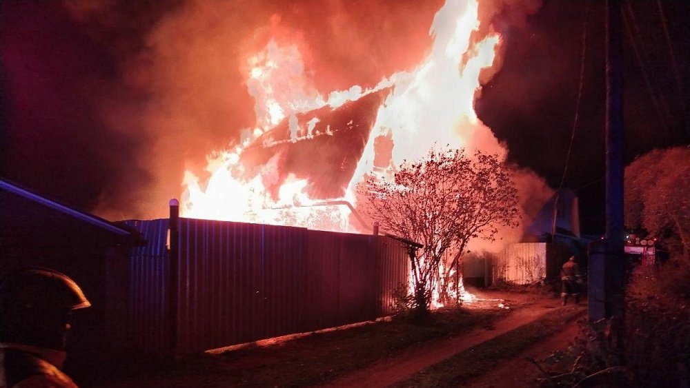 Ночной пожар уничтожил садовый дом в миасском СНТ