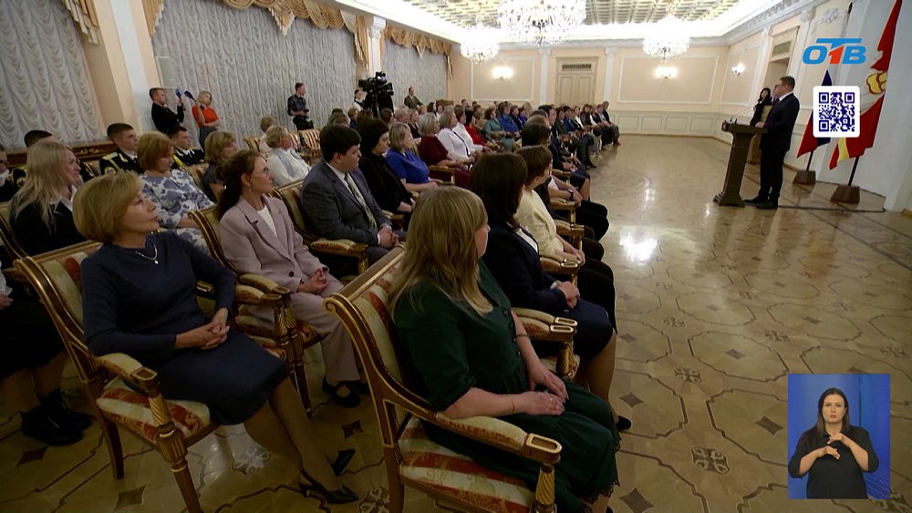 Алексей Текслер вручил награды лучшим педагогам региона