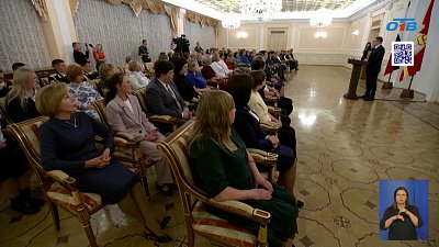 Алексей Текслер вручил награды лучшим педагогам региона