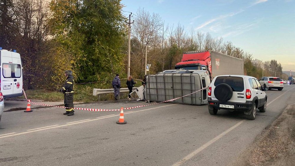 Два человека погибли после лобового столкновения УАЗа и фуры в Миассе