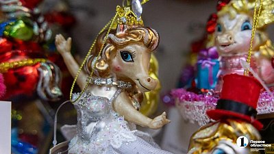 В челябинских магазинах в начале октября выложили новогодние украшения