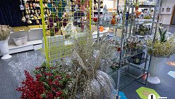 В челябинских магазинах в начале октября выложили новогодние украшения