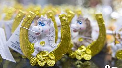 В челябинских магазинах в начале октября выложили новогодние украшения