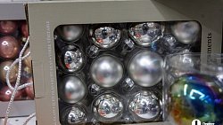 В челябинских магазинах в начале октября выложили новогодние украшения