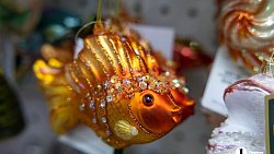 В челябинских магазинах в начале октября выложили новогодние украшения