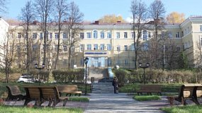 В Златоусте 101-летний ветеран Раиса Матюшина гуляет в парке с ее именной лавочкой