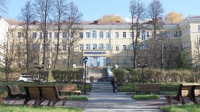 В Златоусте 101-летний ветеран Раиса Матюшина гуляет в парке с ее именной лавочкой