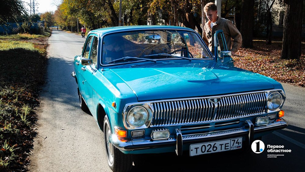 Челябинский саксофонист разъезжает по городу на бирюзовой «Волге»