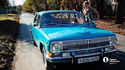 Челябинский саксофонист разъезжает по городу на бирюзовой «Волге»