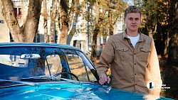 Челябинский саксофонист разъезжает по городу на бирюзовой «Волге»