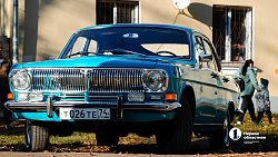 Челябинский саксофонист разъезжает по городу на бирюзовой «Волге»