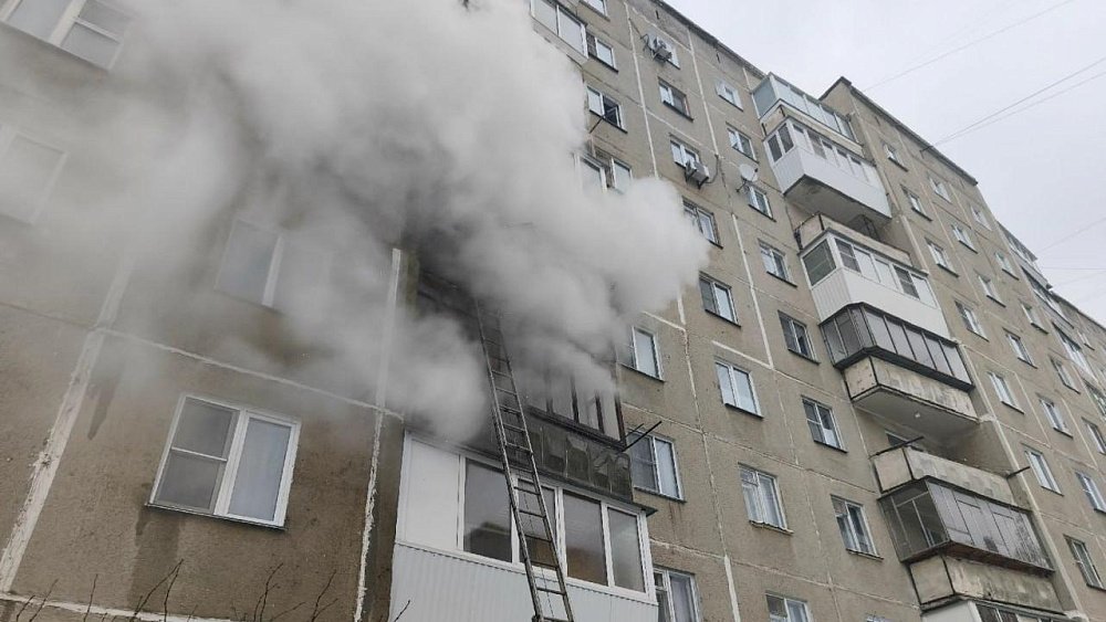 Бойцы МЧС спасли 11 человек на пожаре в Златоусте