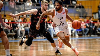 Челябинский баскетбольный клуб выиграл у чемпиона Суперлиги