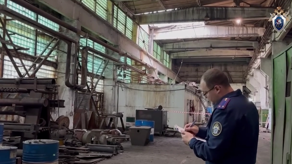 На челябинском предприятии рабочий погиб после падения с высоты 15 метров