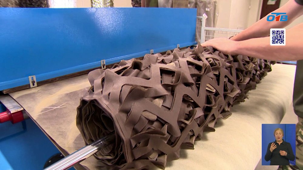 Челябинским волонтерам автоматический станок помогает делать маскировочные сети