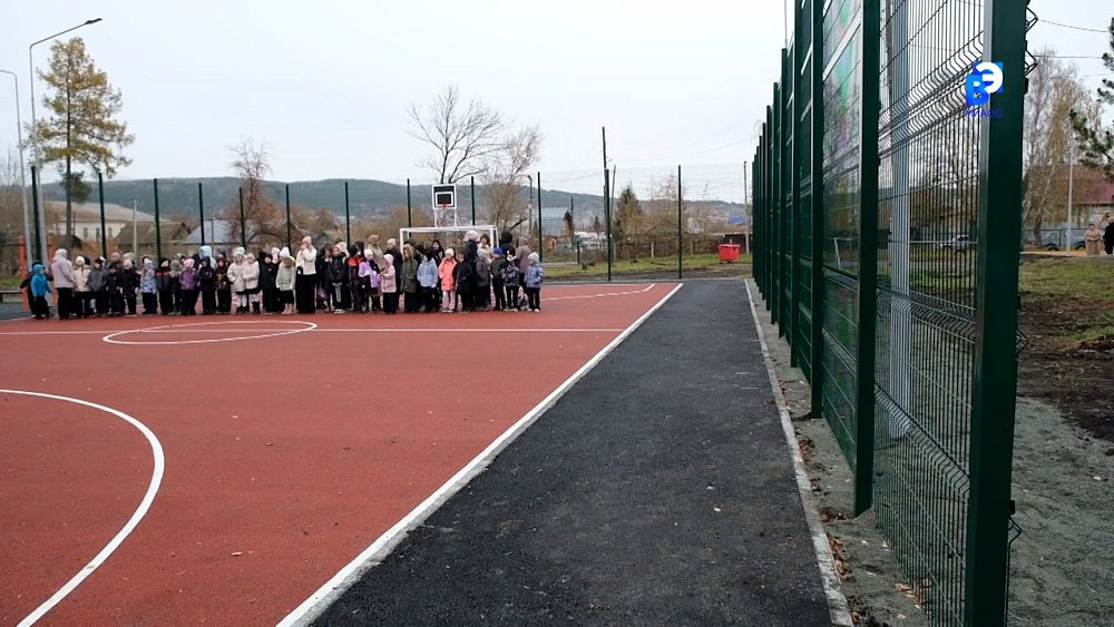 В миасской школе № 28 открыли новую спортивную площадку