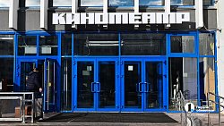 В здании кинотеатра «Победа» в Челябинске заметили полки с одеждой