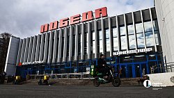 В здании кинотеатра «Победа» в Челябинске заметили полки с одеждой