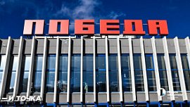 В бывшем челябинском кинотеатре «Победа» разместили паллеты с одеждой и обувью