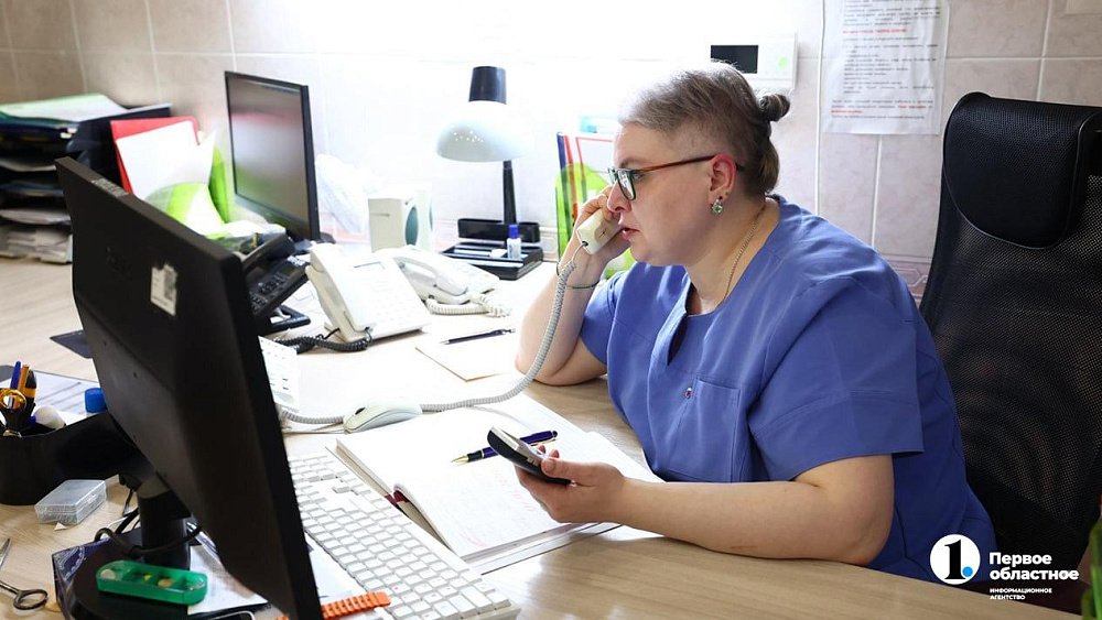 Люди ищут своих близких после взрыва на производстве в Копейске