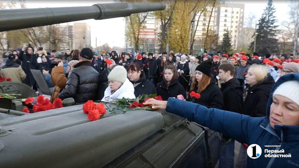 Жители Копейска возложили цветы к танку в память о погибших при взрыве на заводе
