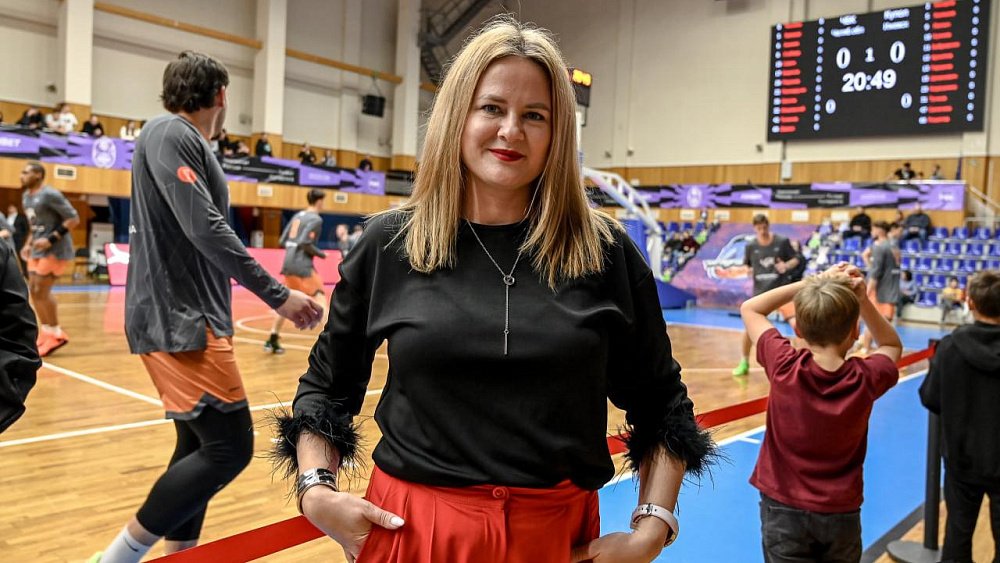 «Если надо, могу и ногой топнуть» — мама челябинского баскетбола о работе в мужском клубе