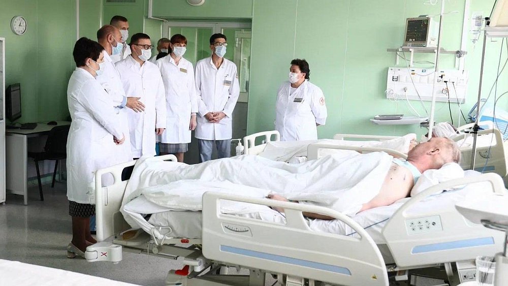 Алексей Текслер посетил в реанимации пострадавших при взрыве в Копейске