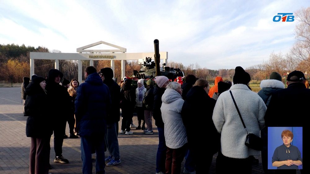 Копейчане возлагают цветы у стихийного мемориала