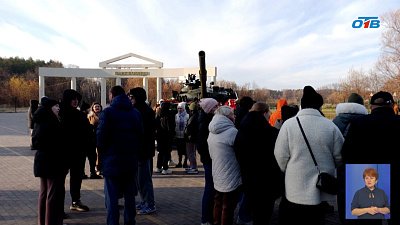 Копейчане возлагают цветы у стихийного мемориала