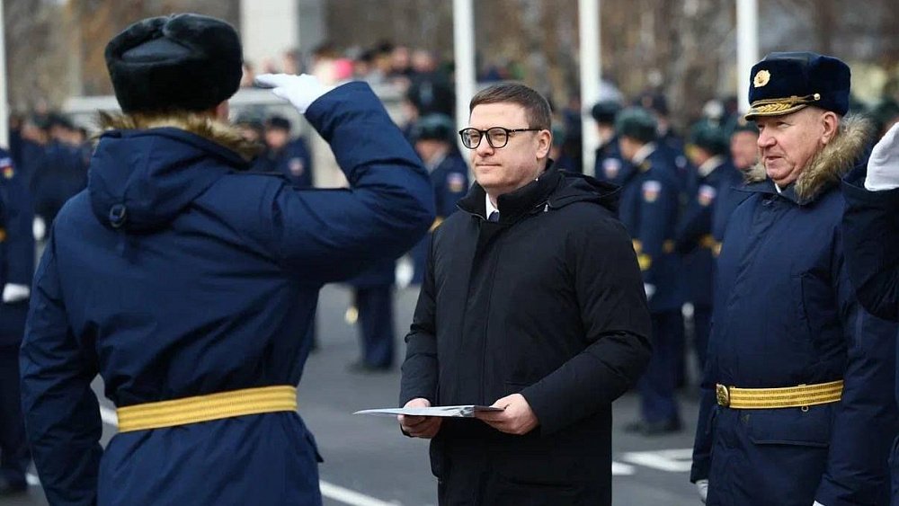 В Челябинске вручили дипломы молодым офицерам-штурманам