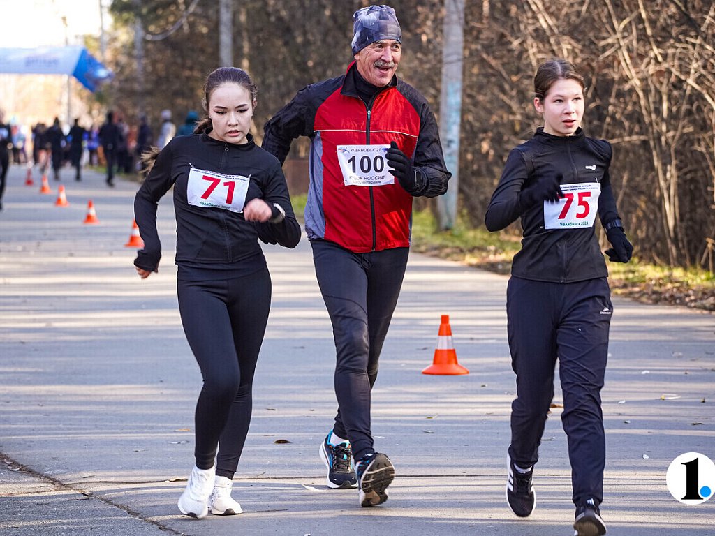 Челябинцы прошагали три километра в городском бору в День ходьбы