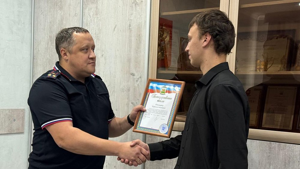 В Челябинске наградили водителя службы доставки за спасение сбережений пенсионера