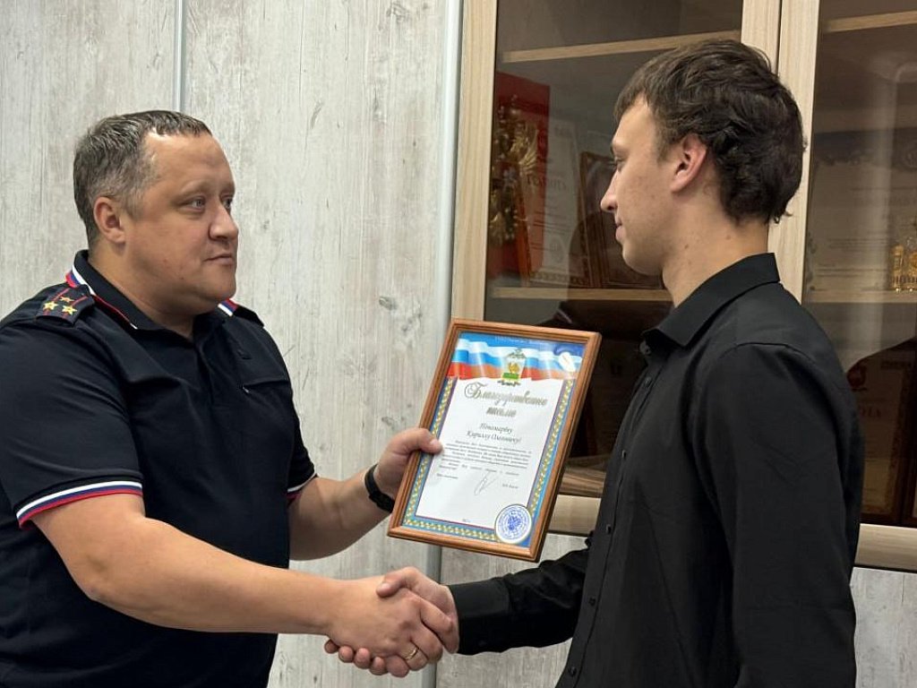 В Челябинске наградили водителя службы доставки за спасение сбережений пенсионера