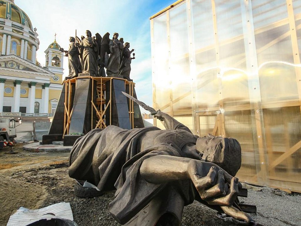 В Челябинск доставили скульптуру Архистратига Михаила