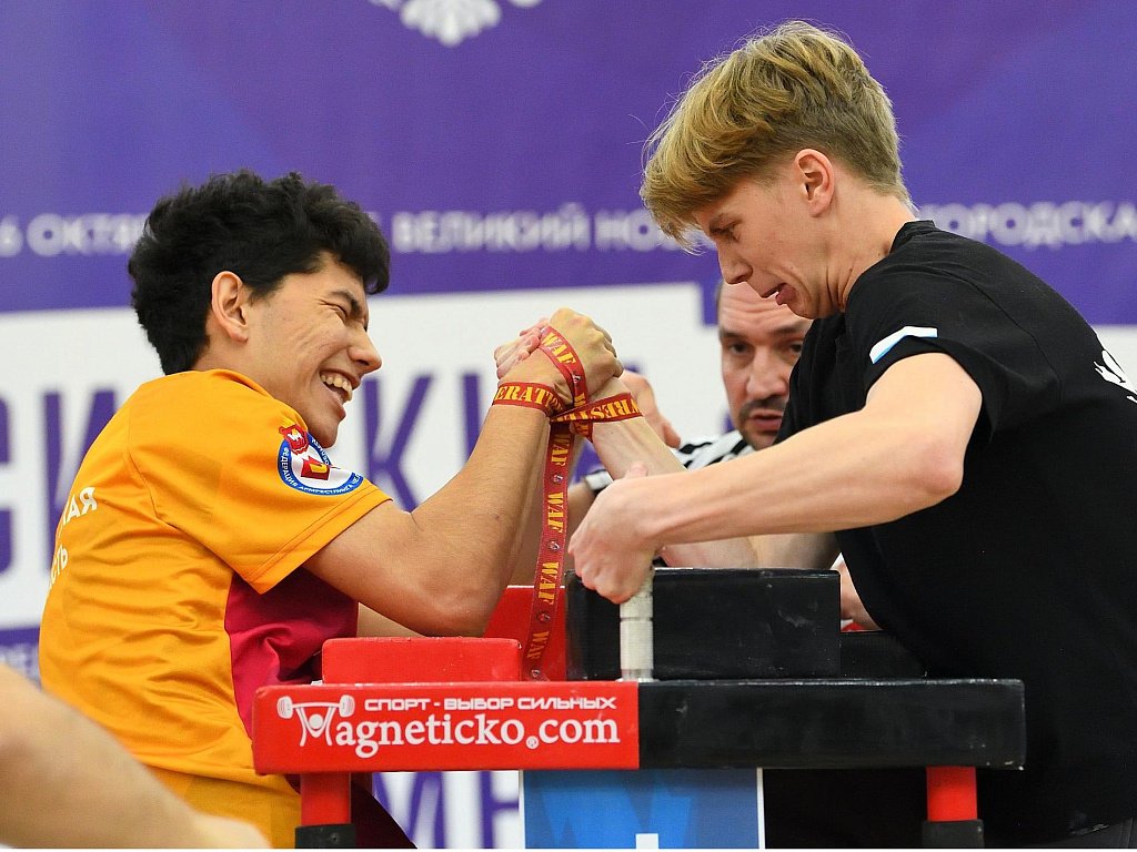 Челябинские студенты завоевали три золотые медали на турнире по армрестлингу