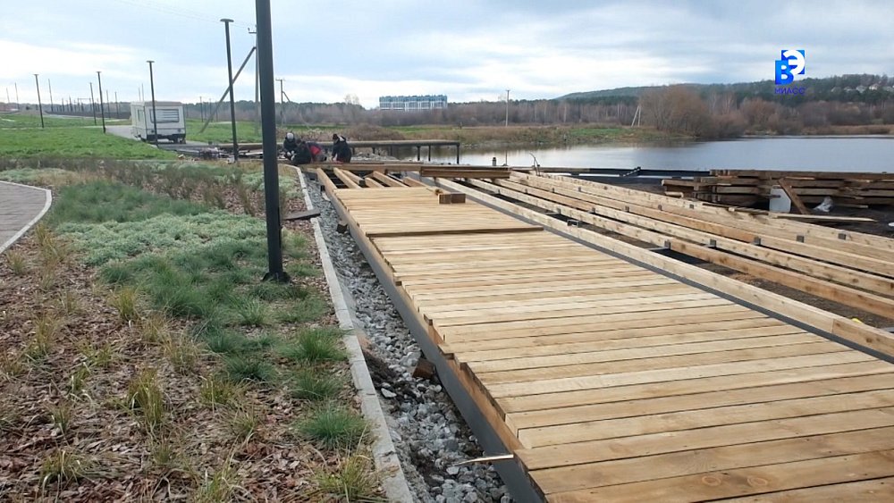 В Миассе завершаются работы по благоустройству набережной