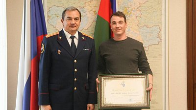 В Челябинске наградили мужчину, спасшего ребенка после нападения рецидивиста В Челябинске наградили мужчину, спасшего ребенка после нападения рецидивиста