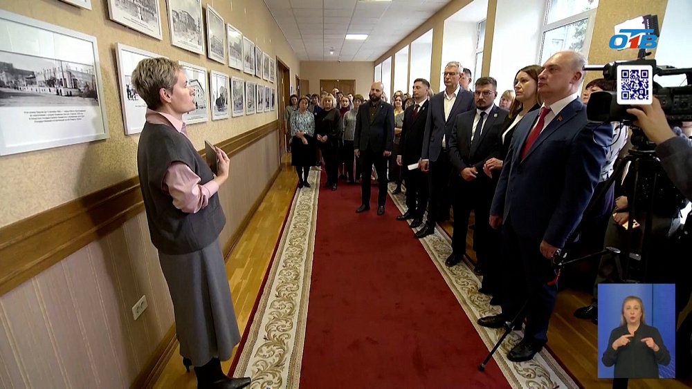 В здании Заксобрания Челябинской области открыли фотовыставку о его истории