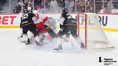 Хоккейный клуб «Трактор» снова уступил «Автомобилисту» в уральском дерби Хоккейный клуб «Трактор» снова уступил «Автомобилисту» в уральском дерби