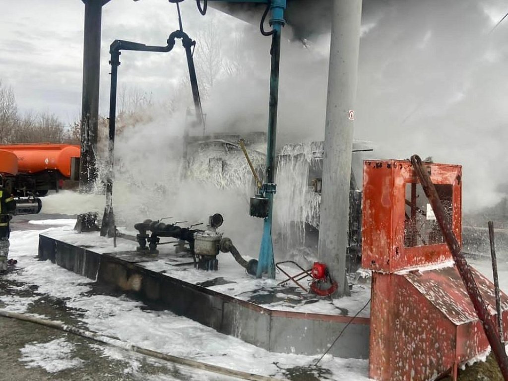 Бензовоз загорелся на автозаправке в Челябинске