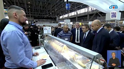 Алексей Текслер работает на агропромышленной выставке