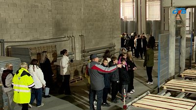 Челябинским школьникам показали дорожный завод