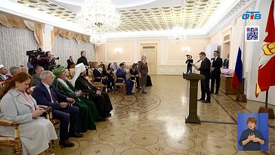 Алексей Текслер вручает премии в сфере нацполитики