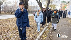 Стены в Ленинском районе Челябинска украсили цветущими яблонями, русалками и чудовищами