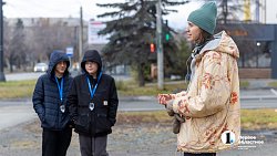 Стены в Ленинском районе Челябинска украсили цветущими яблонями, русалками и чудовищами