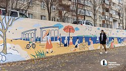 Стены в Ленинском районе Челябинска украсили цветущими яблонями, русалками и чудовищами