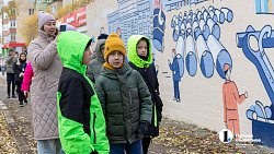 Стены в Ленинском районе Челябинска украсили цветущими яблонями, русалками и чудовищами